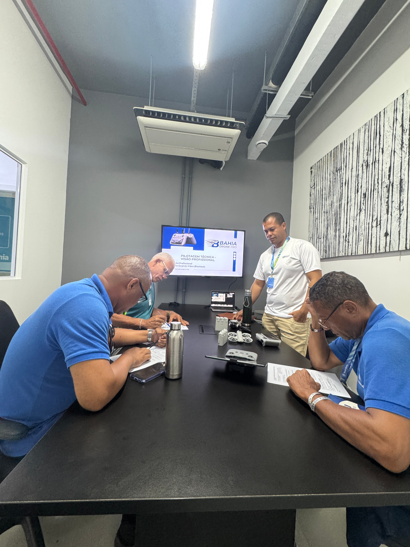 Treinamento em sala com instrutor apresentando conteúdo técnico